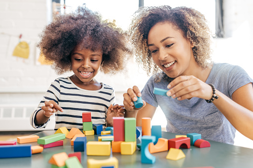 Anak-anak bermain balok kayu dan puzzle tanpa gadget